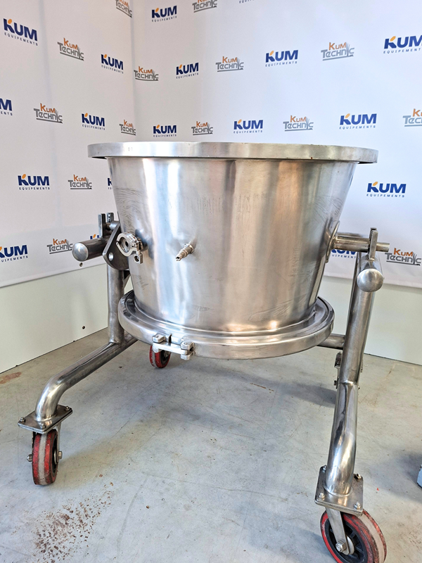 Stainless steel tank with sieve