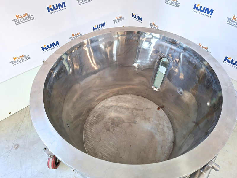 Stainless steel tank with sieve
