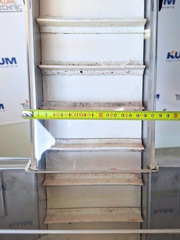 Élévateur à tasseaux inox avec trémie d'alimentation – bande utile 155 mm