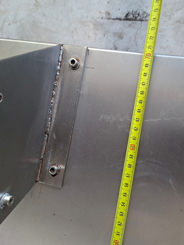 Élévateur à tasseaux inox avec trémie d'alimentation – bande utile 150 mm