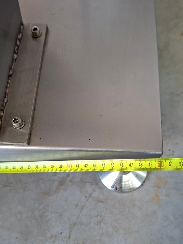 Élévateur à tasseaux inox avec trémie d'alimentation – bande utile 150 mm
