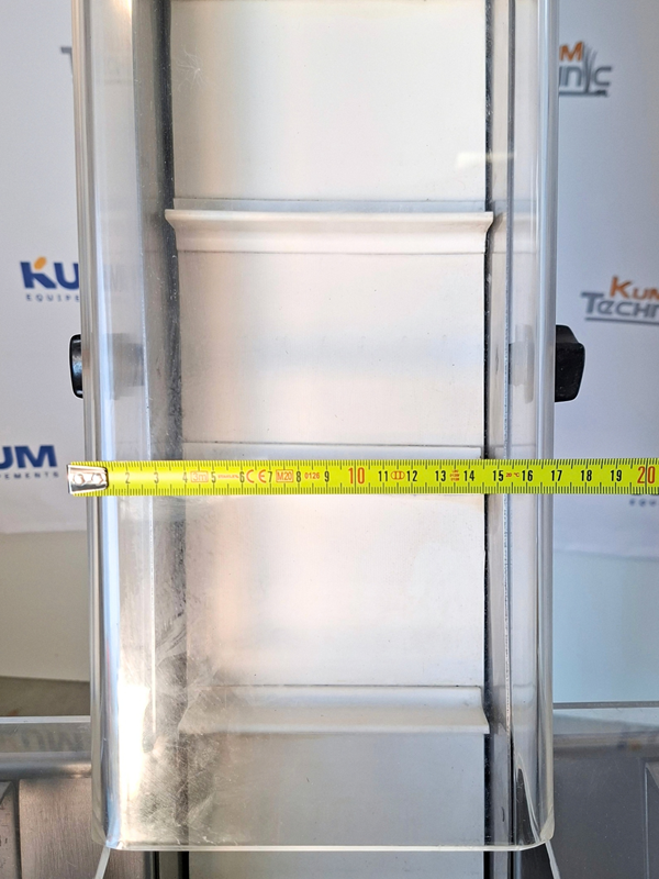 Élévateur à tasseaux inox avec trémie d'alimentation – bande utile 150 mm